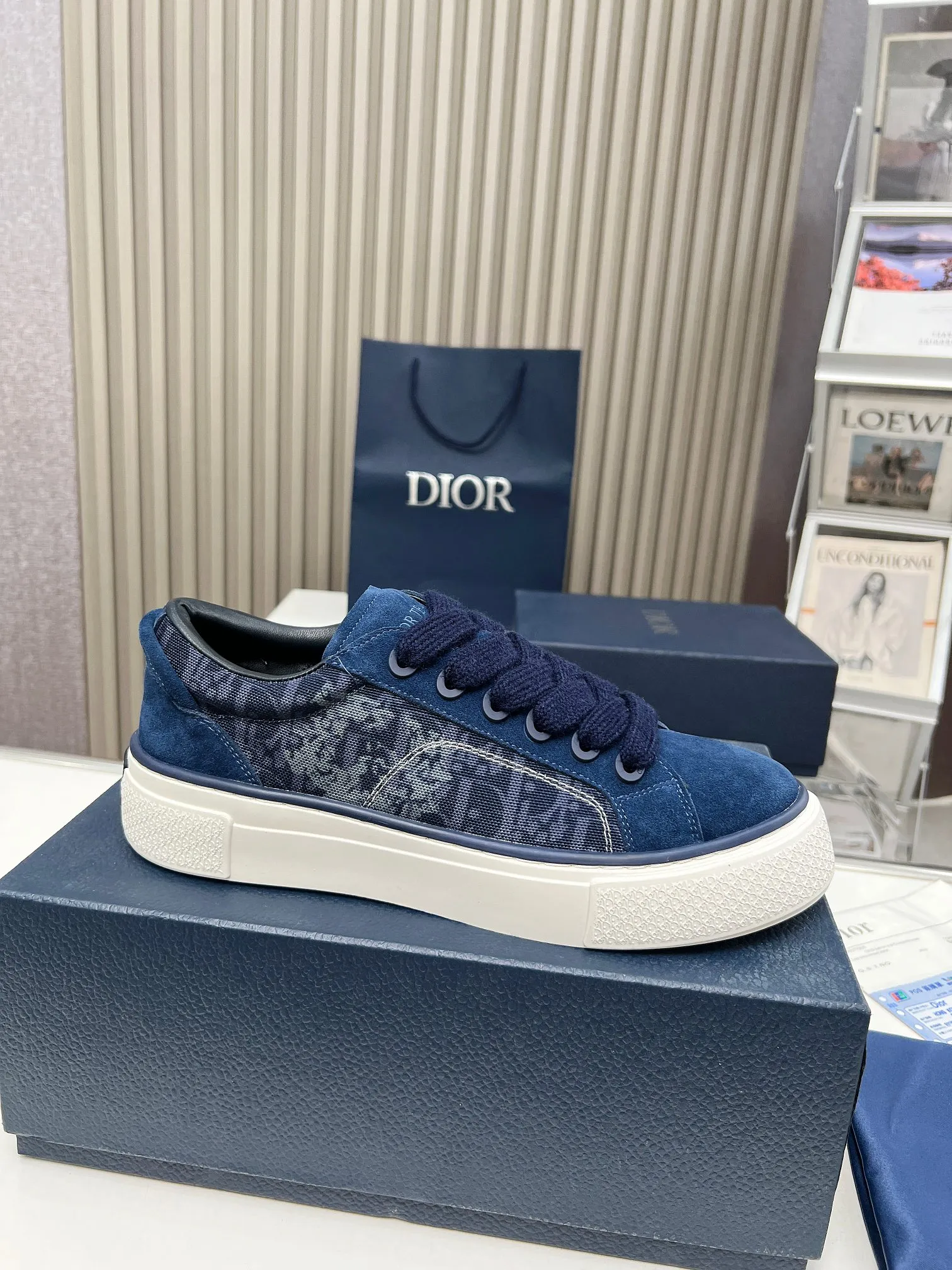 👟👟Ex-factory price 560👟👟 Men +10 DIOR TEARS Dior co-branded B33 sneakers are new in the fall of 2023, reinterpreting the classic tennis shoes, and the fashionable silhouette highlights the thickness. Crafted from blue cotton denim, it's finished with a laser-drawn Oblique print, layered with cotton styling details that showcase the Dior Tears collection's 👟👟Ex-factory eace Sign pattern, and finished with navy suede panels. The padded shoes stand out, showcasing an embossed Dior Tears logo, wide navy mohair laces and brass eyelets with a matte tonal finish. The cream-white Dior Oblique patterned rubber sole, enhanced by the contrasting Dior 30 Avenue Montaigne signature on the rear, will add a modern touch to any casual look. Size: Women's 35-40 (34, 41 customized, non-refundable) Men's 39-45 (38, 46 customized, non-refundable)